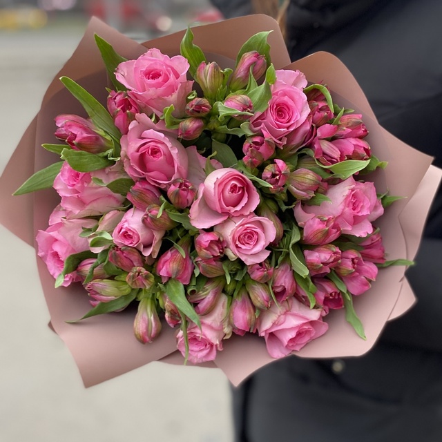 Рожевий букет троянд та альстромерій 453221 фото
