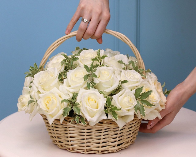 Кошик квітів із 25 білих троянд 35582 фото