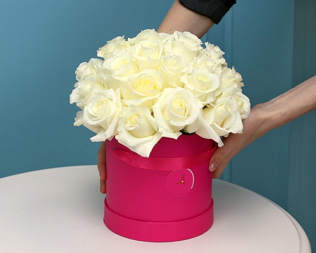 25 білих троянд у коробці 96634 фото