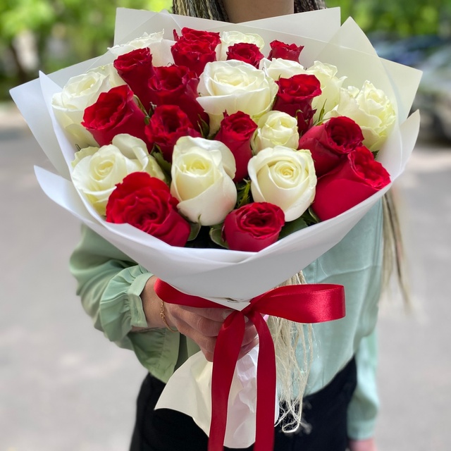 25 червоних та білих троянд 33 фото