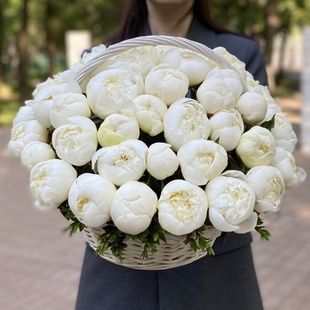 51 пион в корзине 08931 фото