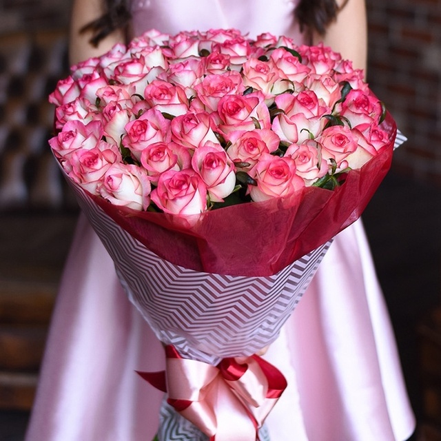 51 бело-розовой розы Джумилия 3387 фото